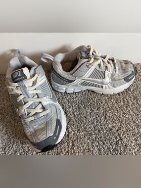 Nike Vomero  Kids Gray Sneakers Sz. 13